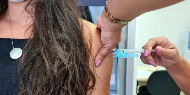 Bahia busca acelerar a vacinação contra a Covid-19 antes do São João e, durante os festejos, distribuir um milhão de preservativos