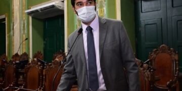 Em PL, vereador propõe obrigatoriedade de atendimento presencial nas escolas