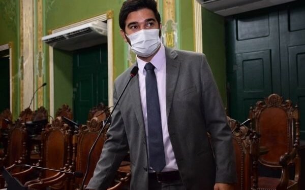 Em PL, vereador propõe obrigatoriedade de atendimento presencial nas escolas