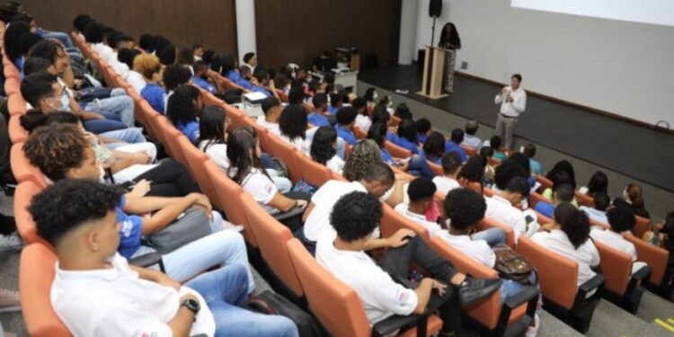 Aulas pré-Enem para estudantes da rede estadual acontecem no CAB