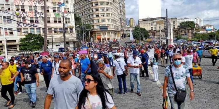 Agentes de saúde de Salvador protestam por pagamento de piso nacional
