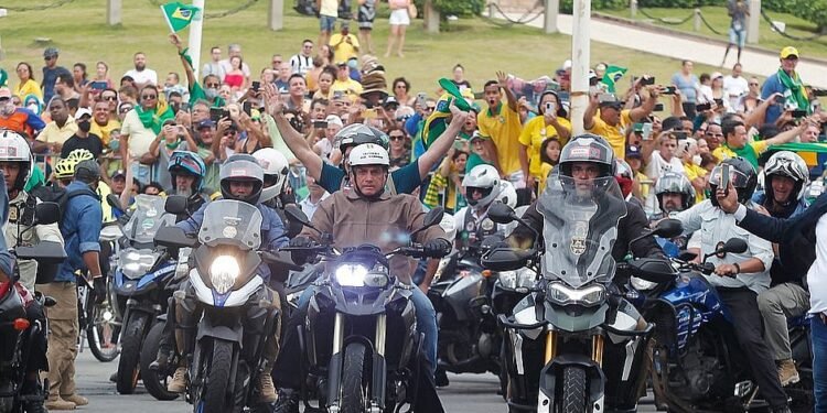 Bolsonaro se queixa da moto que recebeu para motociata em Salvador: ‘Uma merda’