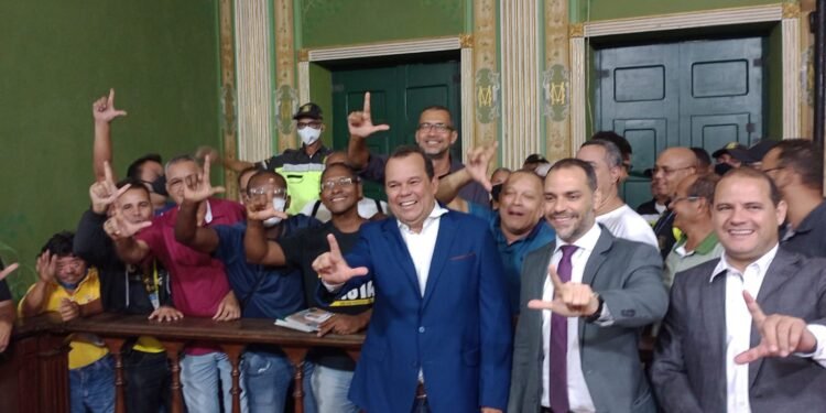 Geraldo Júnior convoca sessão extraordinária e Câmara aprova reajuste de servidores municipais