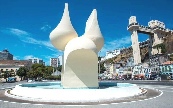 Prefeito anuncia para setembro entrega de monumento de Mário Cravo no Comércio