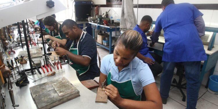 Centro Gemológico da Bahia abre nova turma para o curso de Lapidação Semi Mecânica Básica