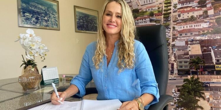 Prefeita de Jaguaquara nomeia esposa do sobrinho em secretaria
