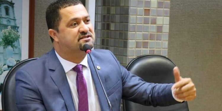 Tudo em família: chapa de Neto tem parente e busca monopolizar comunicação na Bahia, critica Osni