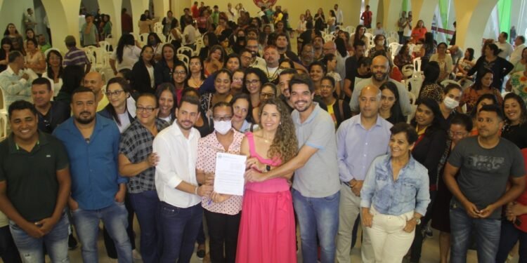 Prefeita Cordélia Torres sanciona lei que valoriza profissionais da educação