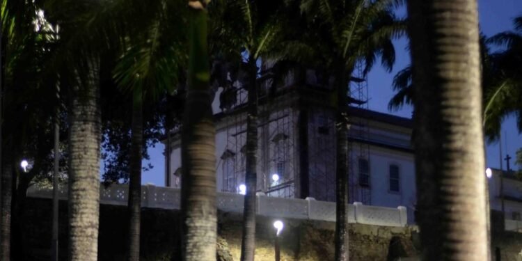 Luminárias públicas e fios de cobre são roubados no Bonfim