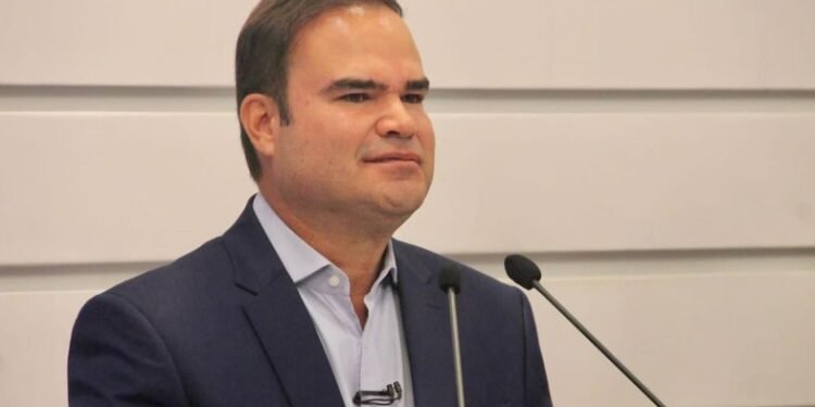 ‘O povo brasileiro não aguenta mais pagar essa quantidade de impostos’, diz Cacá Leão sobre carga tributária