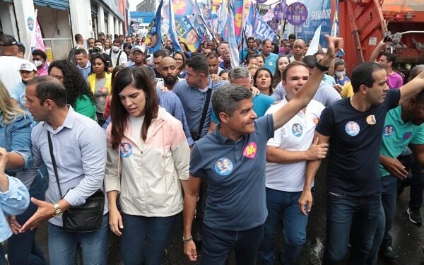 ACM, Ana, Cacá e Bruno participam de caminhada em Pau da Lima