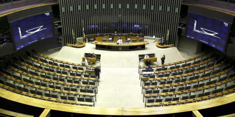 Candidatos a deputado federal declaram patrimônio de R$ 30 mil a R$ 15 milhões