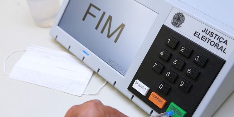 Eleitor deverá deixar celular com mesário antes de votar; entenda