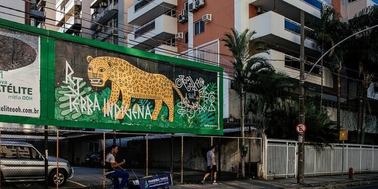 Exposição de arte em outdoor acontece em 27 capitais