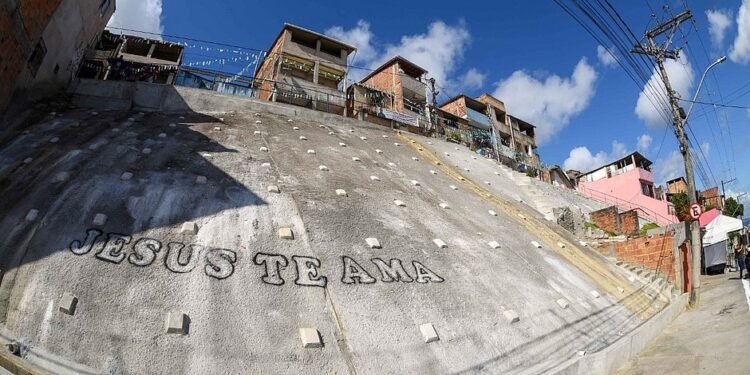 Nova encosta é inaugurada na Ladeira do Cacau