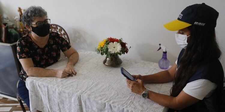 Moradores abrem as portas para o novo censo do IBGE