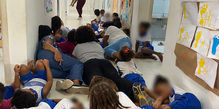 Crianças se jogam no chão de creche para fugir de balas perdidas em Salvador
