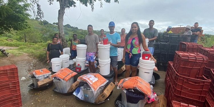 Freezers e barcos: marisqueiros, pescadores e agricultores de Maragogipe recebem doação