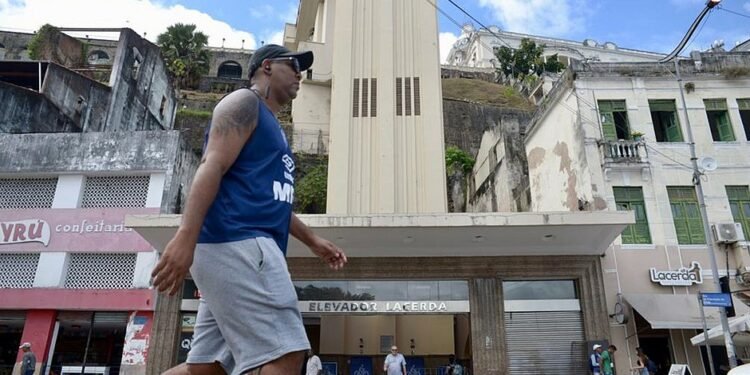 Elevador Lacerda funcionará com apenas duas cabines pelos próximos dois meses