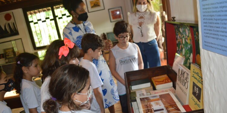 Casa de Jorge Amado de Zélia Gattai recebe visita de estudantes