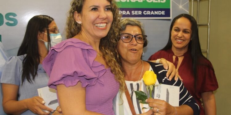 Prefeita de Eunápolis entrega mais de 170 tablets para agentes comunitários de saúde