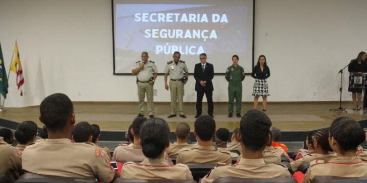 Centro de Operações e Inteligência recebe visita de alunos do Colégio Militar de Salvador