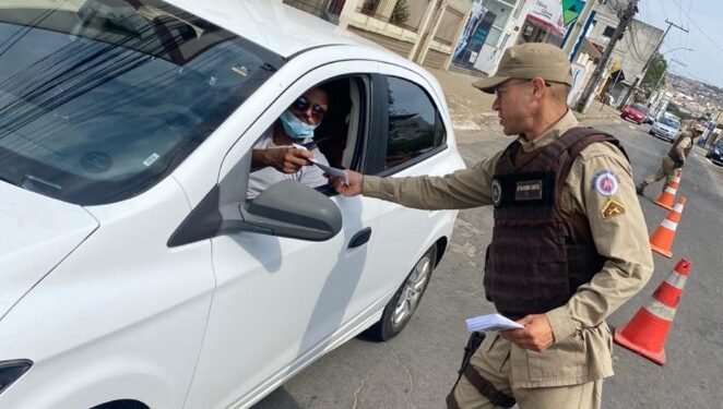 Informativos de cuidado com o idoso são entregues em Conquista durante blitz