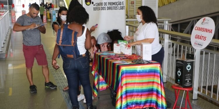Ação do Centro LGBTQIAPN+ da Bahia movimenta Estação Pernambués