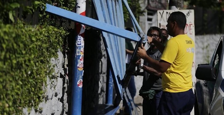 Teto de ponto de ônibus desaba na Federação