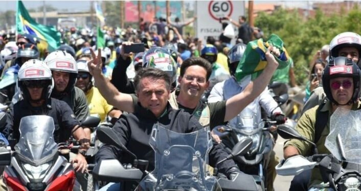 Com Roma, Bolsonaro participa de motociata em Juazeiro