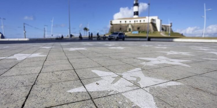 Calçadão do Farol da Barra amanhece pintado de estrelas em referência ao PT