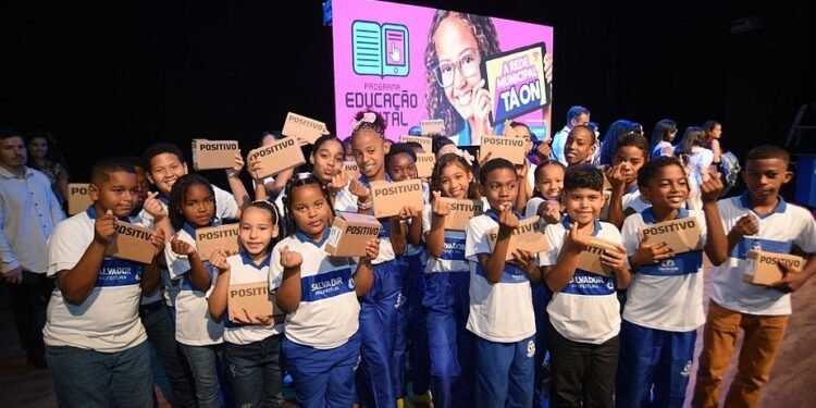 Prefeitura de Salvador anuncia entrega de 106 mil tablets para alunos da rede municipal