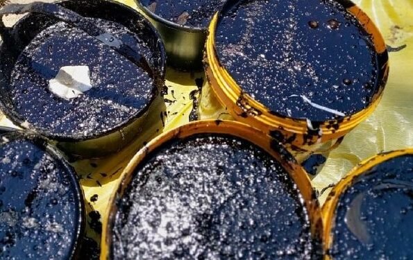 Novos fragmentos de óleo voltam a aparecer na praia de Itapuã