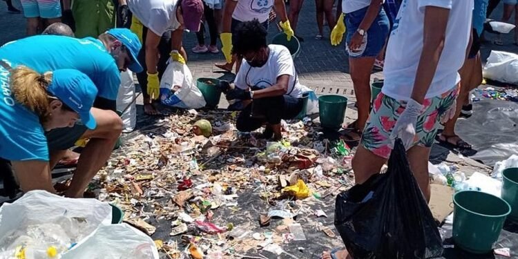 Voluntários recolhem 400 kg de lixo na praia da Barra