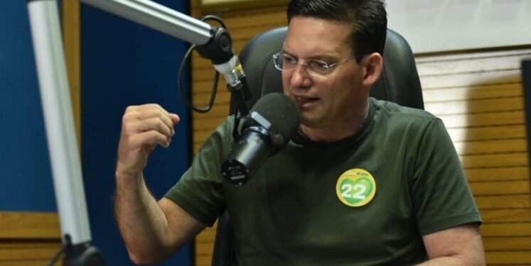 “O que se vê é um candidato fujão”, diz João Roma sobre ACM Neto