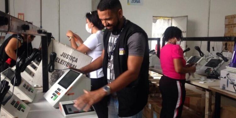 TRE Bahia inicia inseminação e lacração das urnas eletrônicas