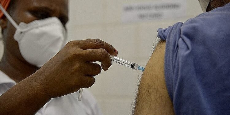 Vacinação contra gripe e covid será suspensa no fim de semana em Salvador