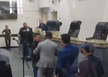 Vereadores brigam durante manifestação de servidores da Saúde em Feira de Santana