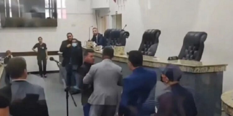 Vereadores brigam durante manifestação de servidores da Saúde em Feira de Santana