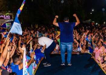 Debaixo de chuva, multidão acompanha Suzana Ramos e Jordávio Ramos em encontro com Acm Neto em Juazeiro (BA)