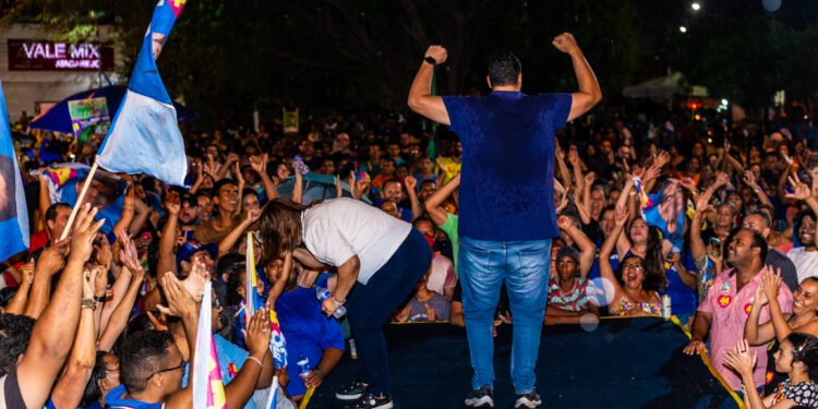 Debaixo de chuva, multidão acompanha Suzana Ramos e Jordávio Ramos em encontro com Acm Neto em Juazeiro (BA)