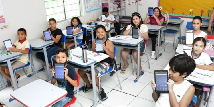 Prefeitura investe na educação com laboratórios móveis nas escolas de Eunápolis