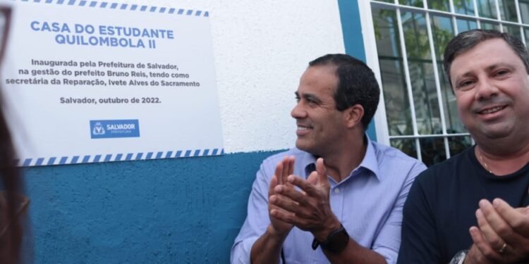 Estudantes quilombolas da Ilha de Maré comemoram casa universitária em Salvador