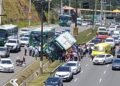 Ônibus tomba e cai no canteiro central da Avenida Paralela