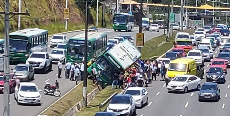 Ônibus tomba e cai no canteiro central da Avenida Paralela