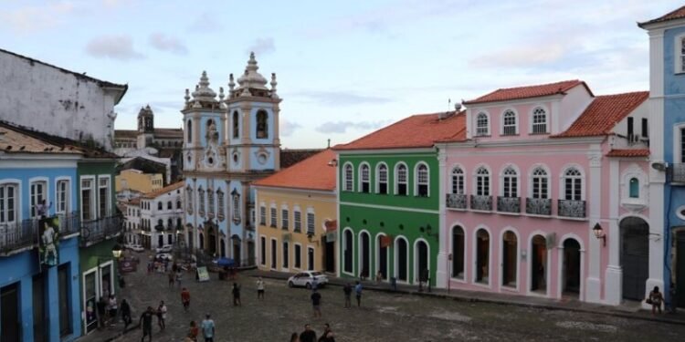 Serviços turísticos na Bahia recuam frente a julho deste ano