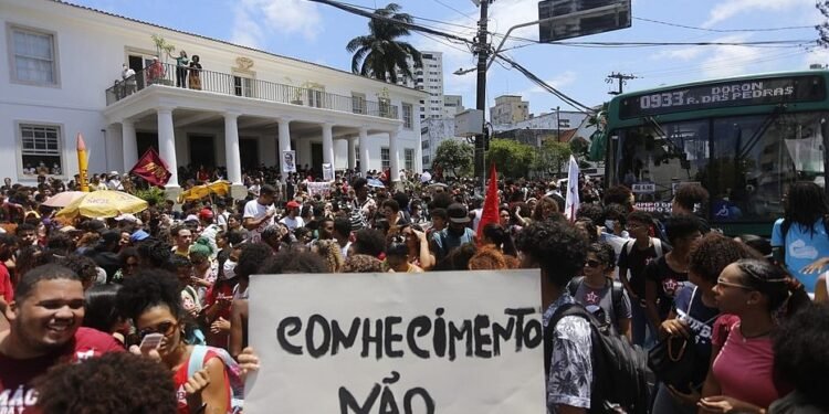Governo Bolsonaro recua e libera recursos para universidades e institutos federais