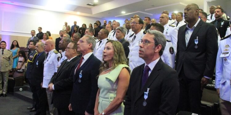 SSP condecora com Medalha do Magistério policiais e bombeiros destaques na docência