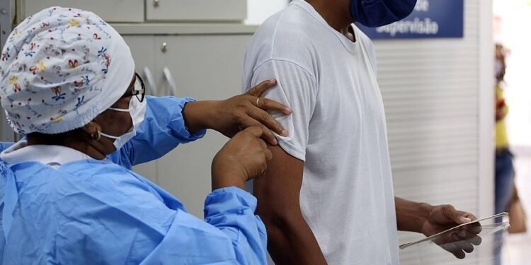 Vacina contra meningites segue disponível nos 156 postos de Salvador