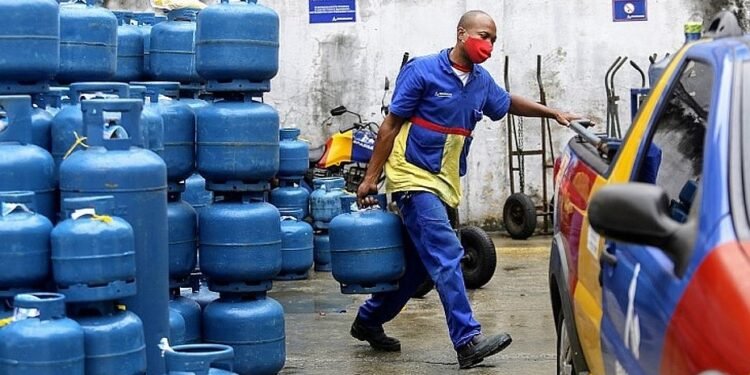 Gás de cozinha está 25% mais caro que no exterior, apesar de quedas no preço